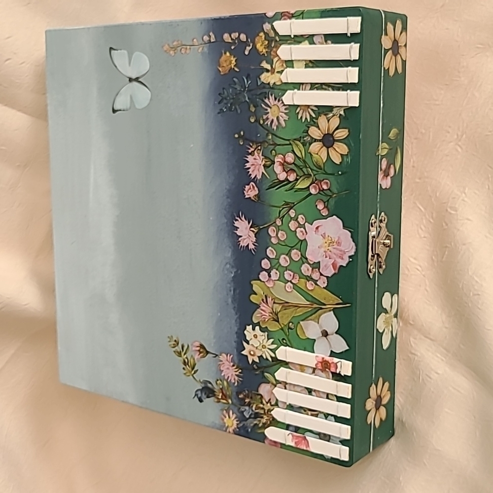 HANDCRAFTED & DECORATED FENCED IN GARDEN WOODEN BOX